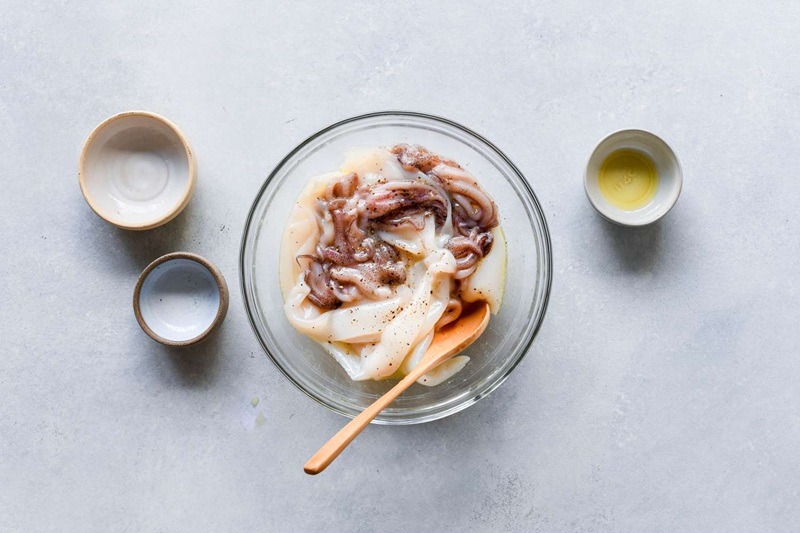 Ướp mực với hỗn hợp gia vị