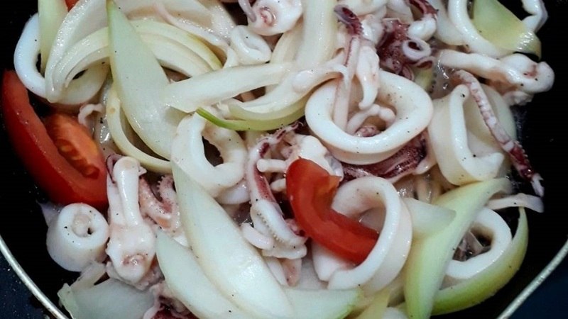 Công đoạn xào mực với dứa và cà chua