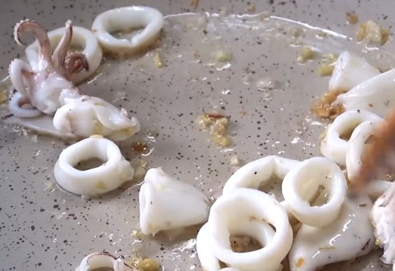 Xào mực trên chảo nóng