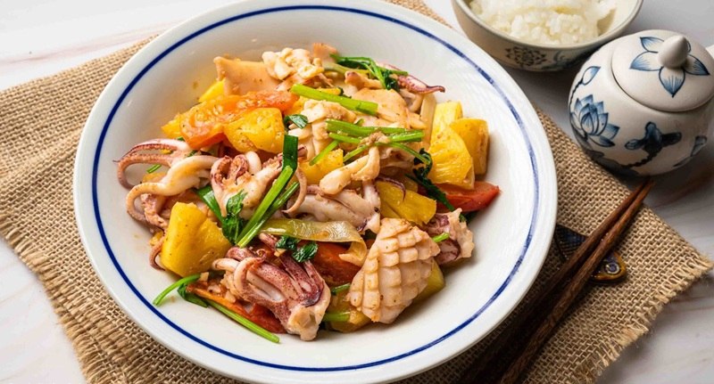 Thành phẩm món mực xào với dứa, hành tây thơm ngon