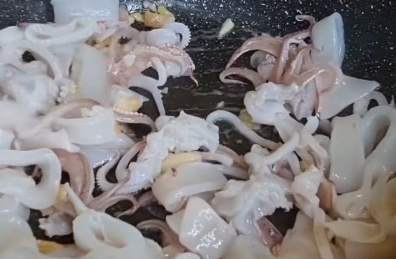 Bắc chảo và xào mực