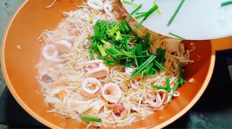 Mực xào giá đỗ trong chảo giữ độ giòn ngọt