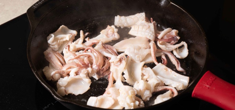 Công đoạn xào mực