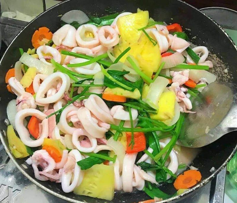 Công đoạn xào mực với hành tây và rau củ