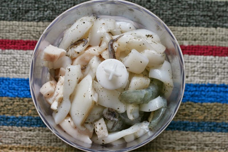 Ướp mực với hỗn hợp gia vị