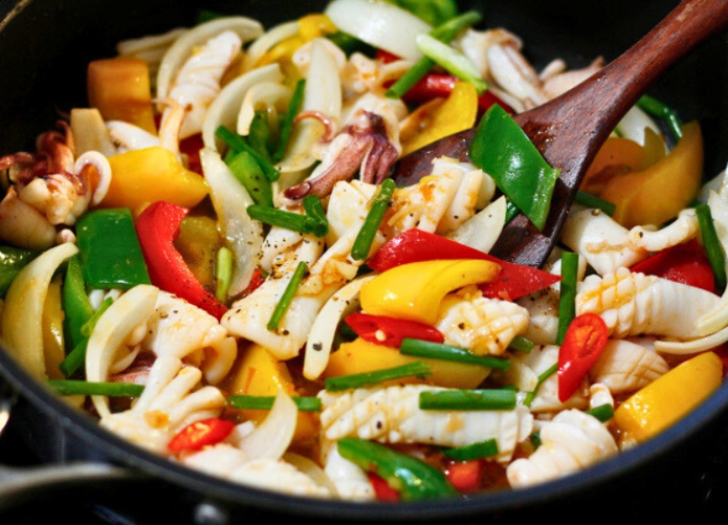 Xào mực cùng ớt chuông trong chảo
