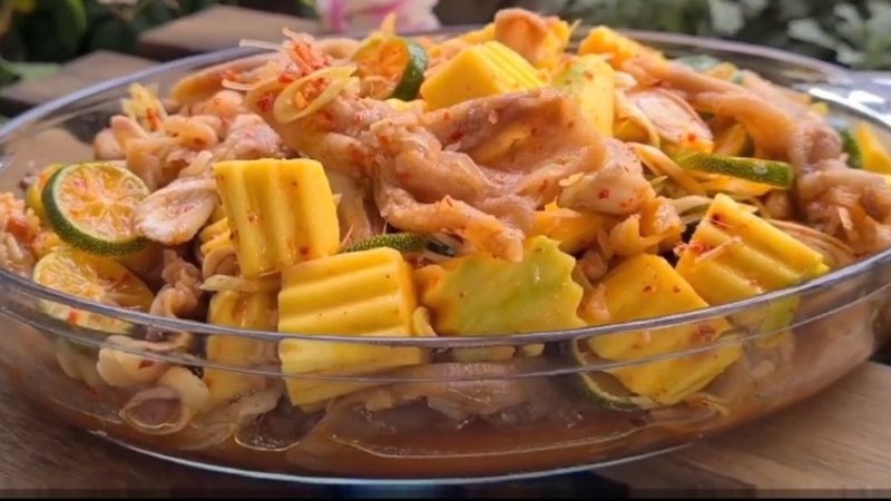 Chân vịt rút xương sốt Thái có màu sắc tươi sáng