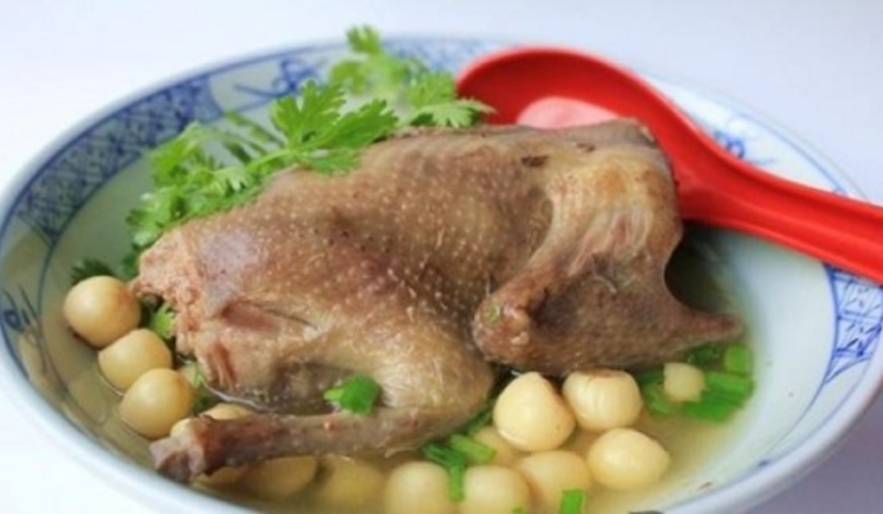 Món bồ câu hầm hạt sen