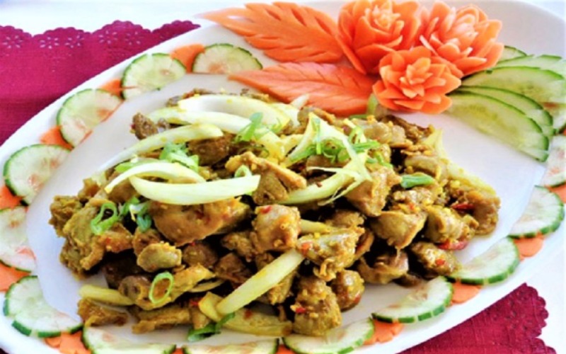 Bồ câu xào sả ớt ăn kèm cơm