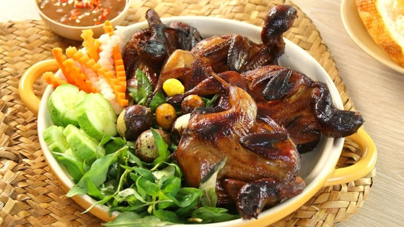 Món chim cút chiên bơ bắt mắt