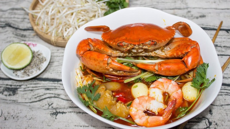 Bánh canh cua biển nước dùng đậm đà, topping cua đầy đặn
