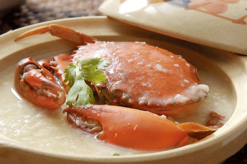 Cháo cua biển nóng mềm, thơm ngọt thịt cua tươi