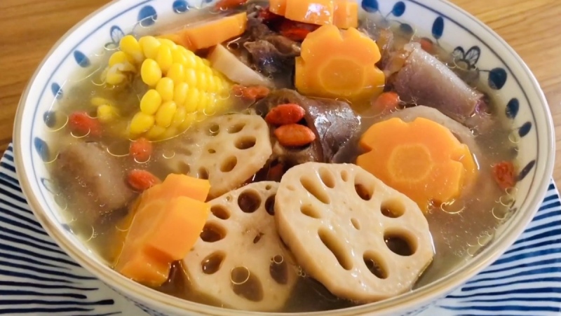 Canh đuôi bò nấu củ sen, vị thanh và nhẹ