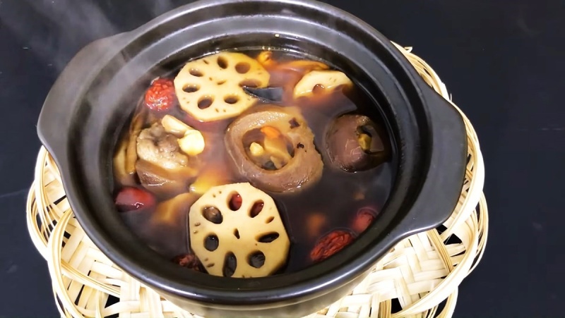 Lẩu đuôi bò thuốc bắc với thảo dược, nước dùng đậm