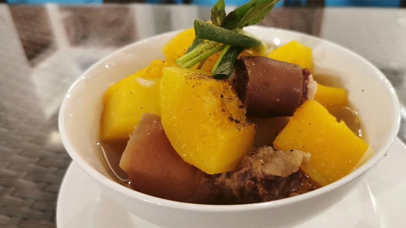 Đuôi bò hầm đu đủ, nước trong, vị ngọt thanh