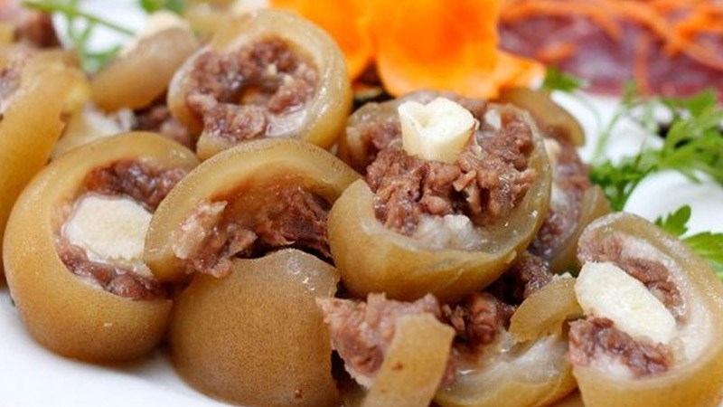 Đuôi bò luộc chín mềm, thái khoanh