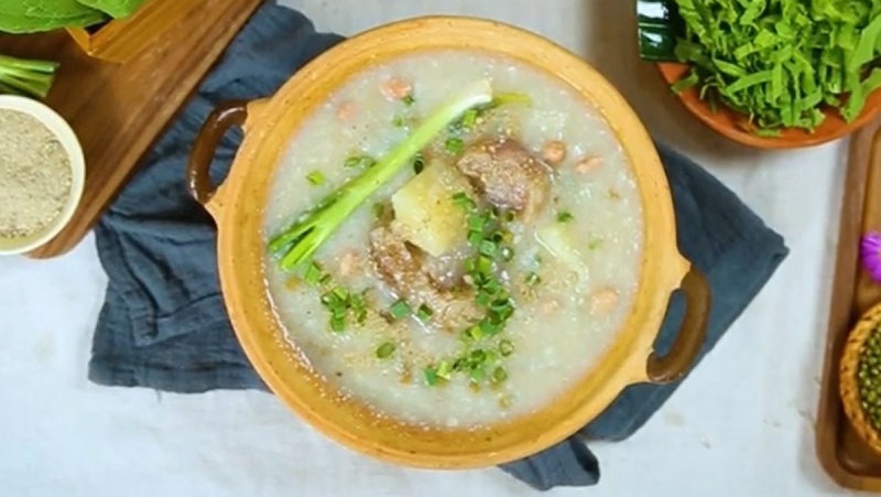 Cháo đuôi bò nấu nhừ, thịt mềm