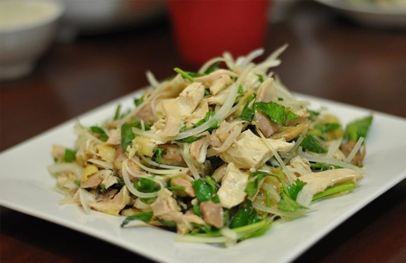 Gỏi gà công nghiệp trộn rau và hành, vị chua cay nhẹ