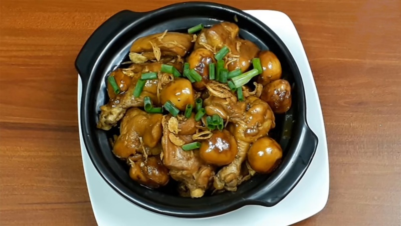 Gà kho trứng cút nước sánh, màu nâu cánh gián