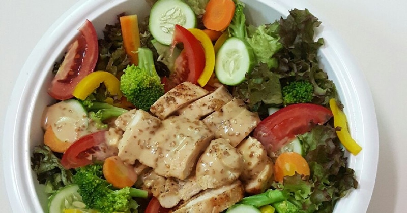 Gà xé trộn dưa chuột tươi, salad gà thanh mát