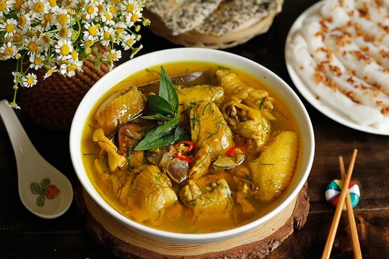 Canh gà công nghiệp nấu nghêu, nước trong, vị ngọt nhẹ