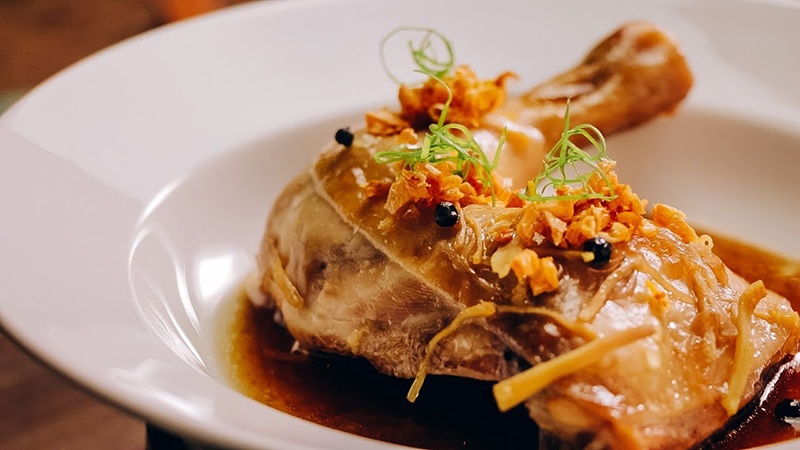 Gà công nghiệp hấp xì dầu, thịt mềm, màu nâu nhạt