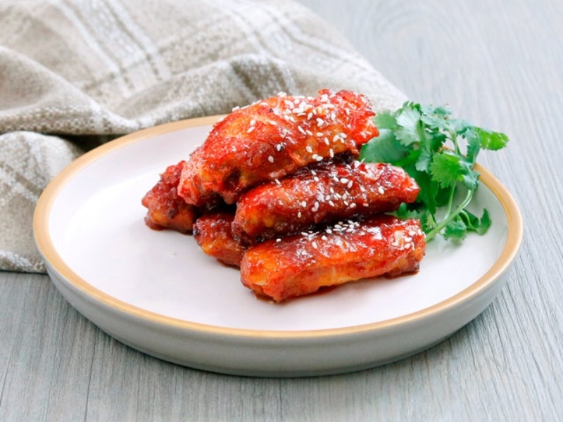Cánh gà công nghiệp nướng tương ớt đỏ, bề mặt xém nhẹ