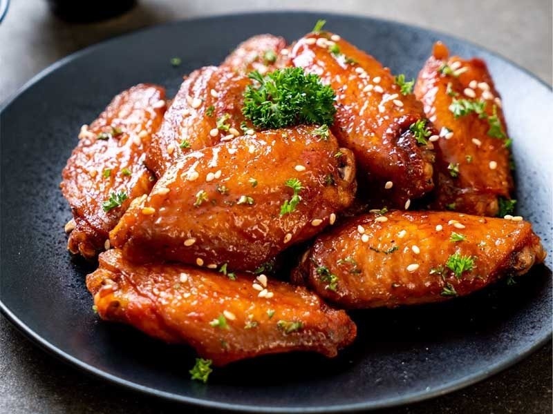 Cánh gà công nghiệp rim mắm, áo sốt sánh, màu nâu đậm