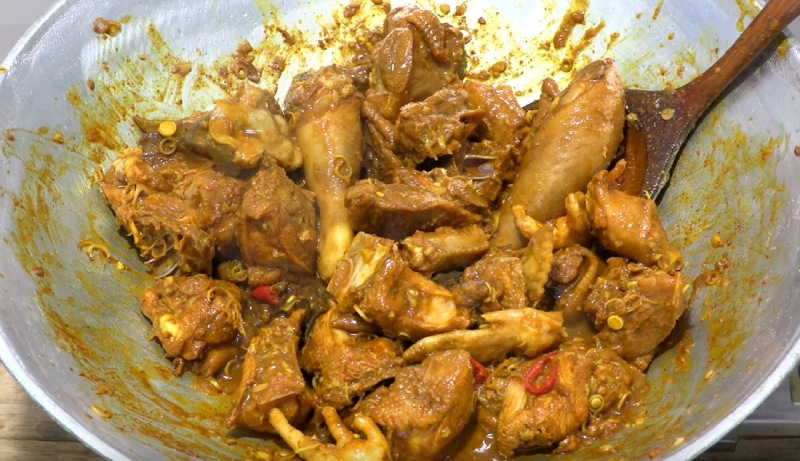 Gà Đông Tảo nấu giả cầy béo bùi, vị riềng mẻ