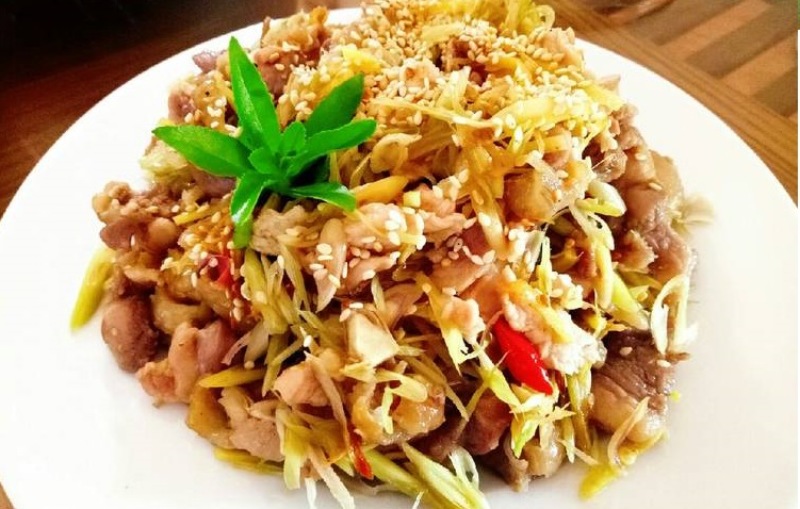 Gỏi gà Đông Tảo trộn rau thơm, vị tươi ngon hấp dẫn