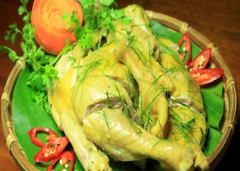 Gà Đông Tảo hấp lá chanh thơm nức, thịt dai ngọt