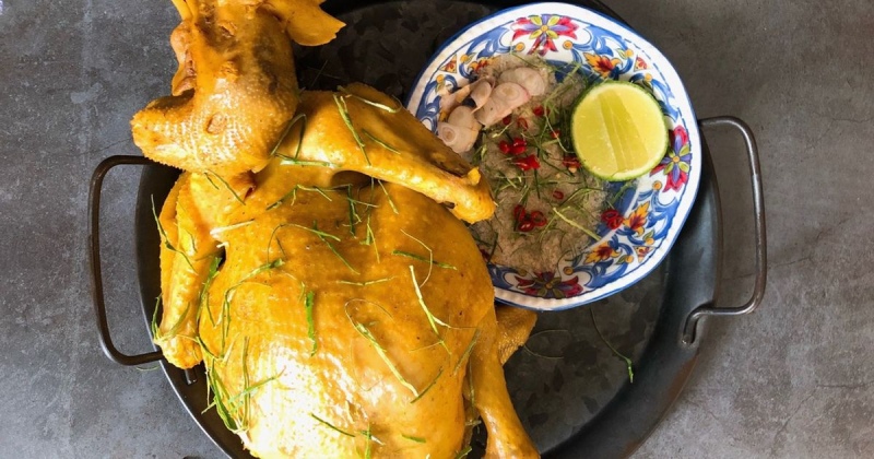 Gà già luộc nguyên con