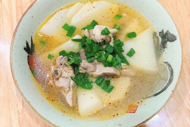 Gà già nấu măng