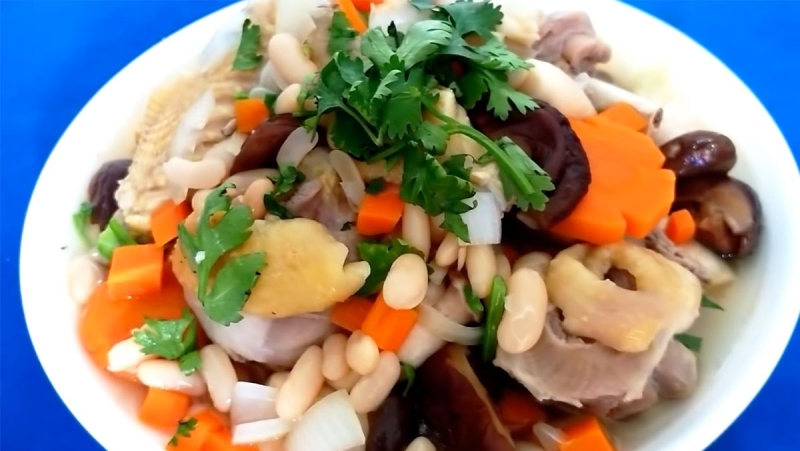 Gà già nấu đậu