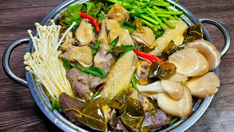 Lẩu gà tre lá giang