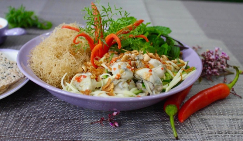 Gỏi hàu sữa tươi sống trộn rau và nước mắm chua ngọt