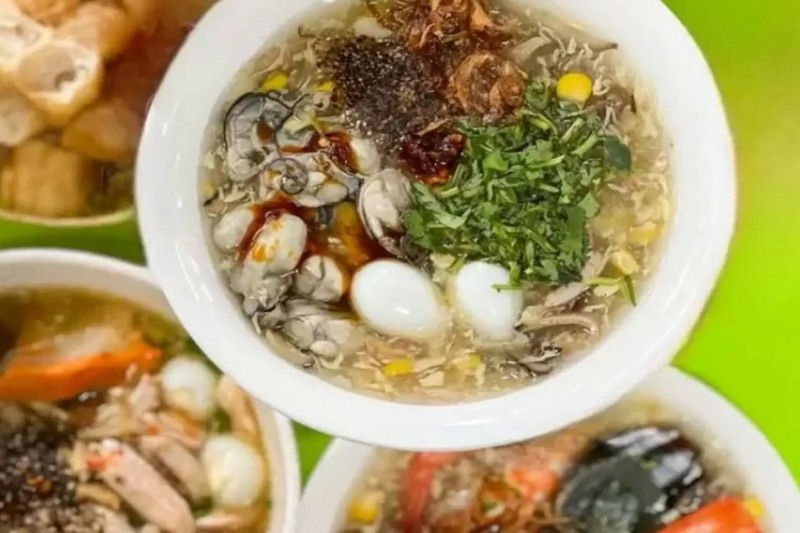 Súp hàu sánh mịn, màu vàng nhạt, hàu tươi giàu dinh dưỡng