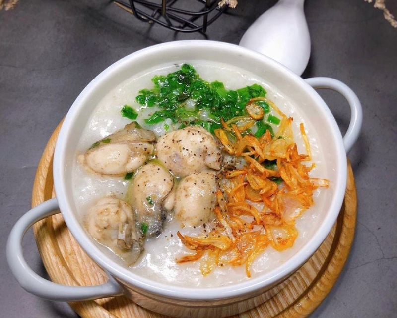 Cháo hàu sữa nóng hổi, sánh mịn, hàu tươi ngọt, giàu dinh dưỡng