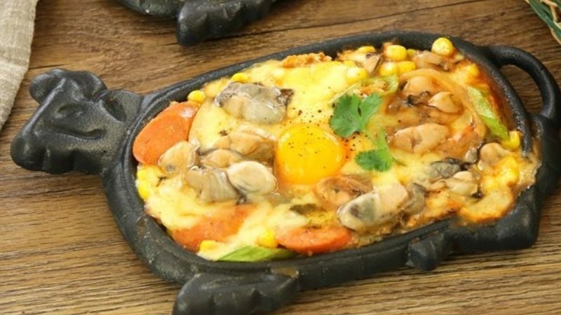 Hàu sữa né trứng chín lòng đào, bày trên chảo gang nóng