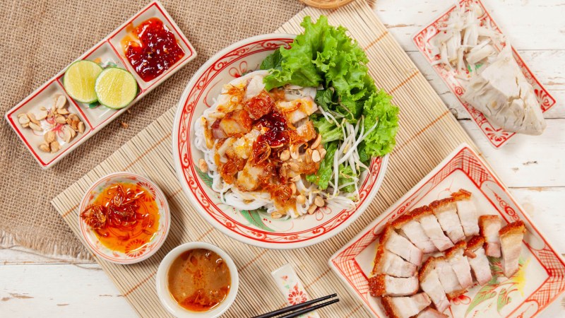 Bún mắm heo quay thơm nồng