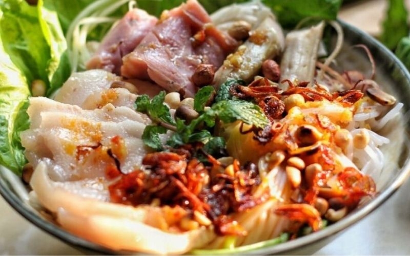 Bún mắm nêm heo quay hài hòa