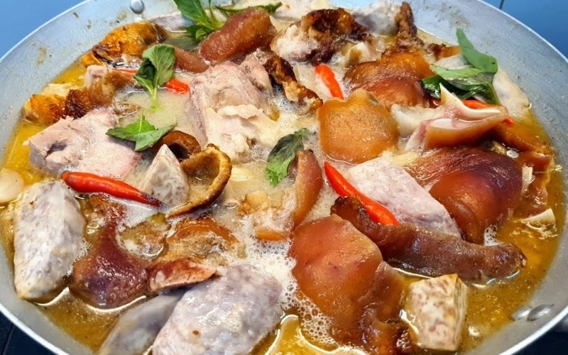 Lẩu thịt heo quay nấu chao nóng hổi