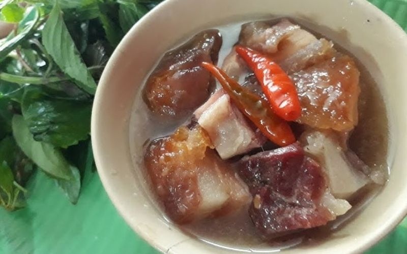 Heo quay kho nước dừa thơm ngậy