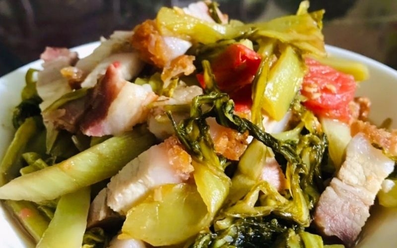 Heo quay kho cải chua bắt mắt