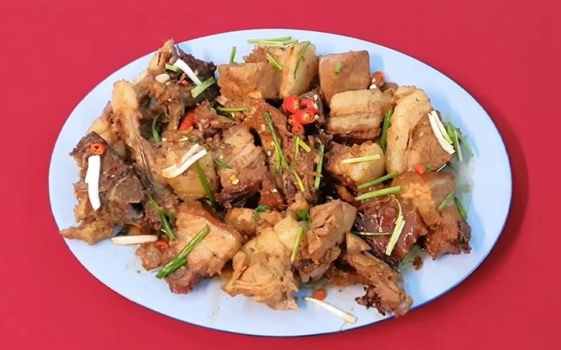 Heo quay kho nước tương hài hòa dễ ăn