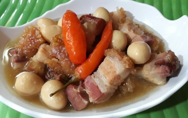 Heo quay kho trứng cút giàu dinh dưỡng