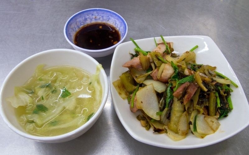 Heo quay xào cải chua có vị chua nhẹ