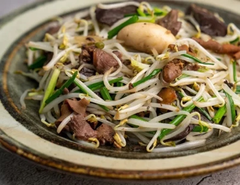 Kê gà xào giá đỗ giòn ngọt, dễ ăn