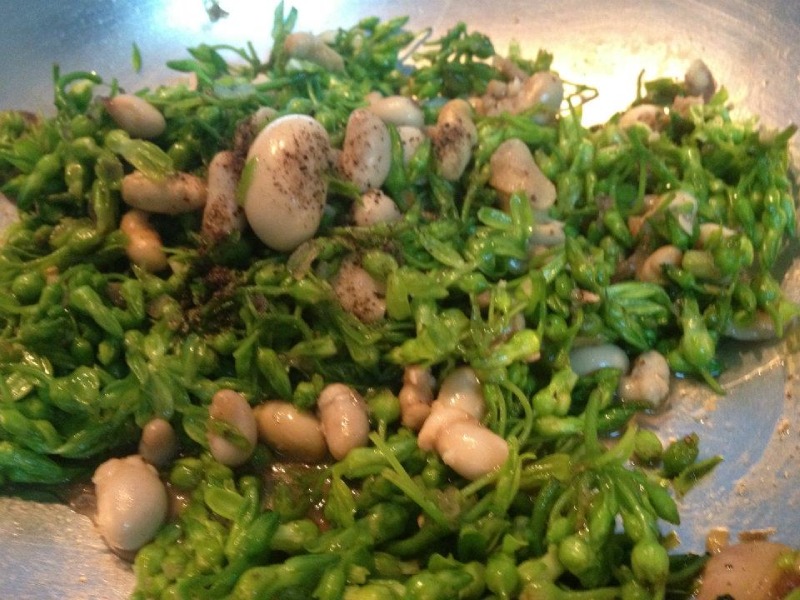 Kê gà xào hoa thiên lý thanh mát, bổ dưỡng