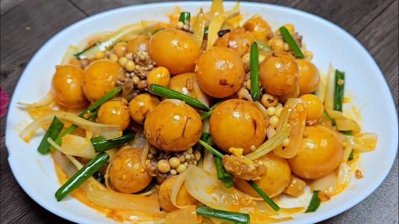 Trứng non cháy tỏi béo bùi, thơm tỏi